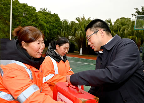 谷雨看望慰问一线环卫工人